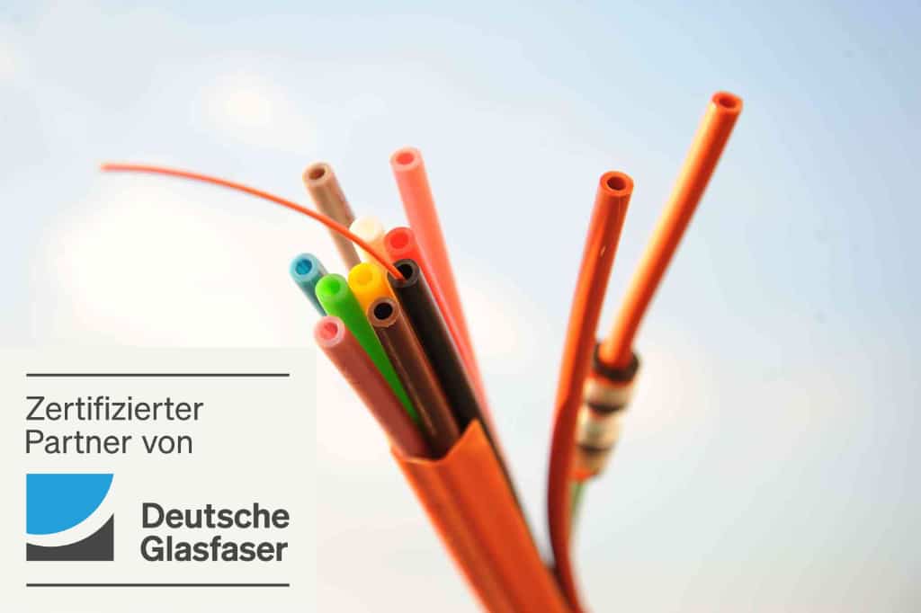 Eine offene Glasfaserkabelstruktur mit Zertifikat als Partner der Deutschen Glasfaser