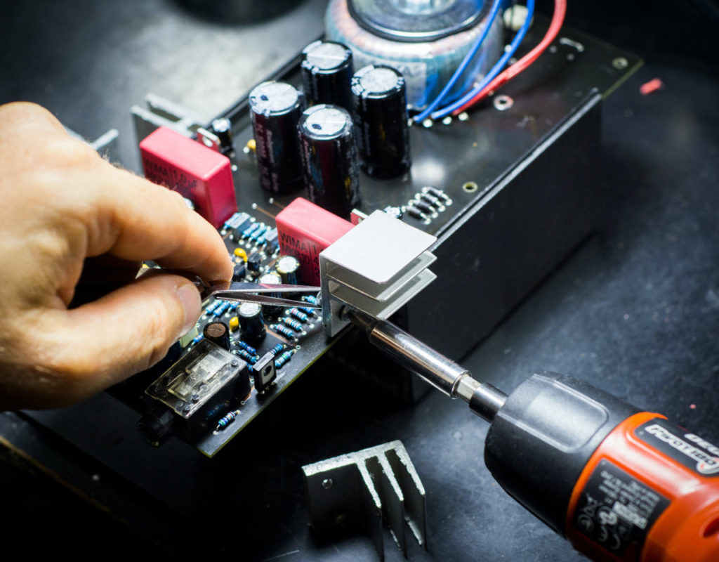 Reparatur einer Netzteilplatine in unserer Werkstatt