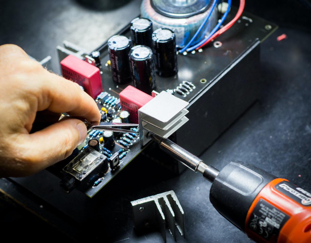 Reparatur einer Netzteilplatine in unserer Werkstatt