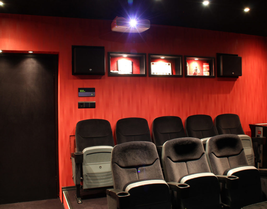 Heimkino mit Beamer und Kinosesseln