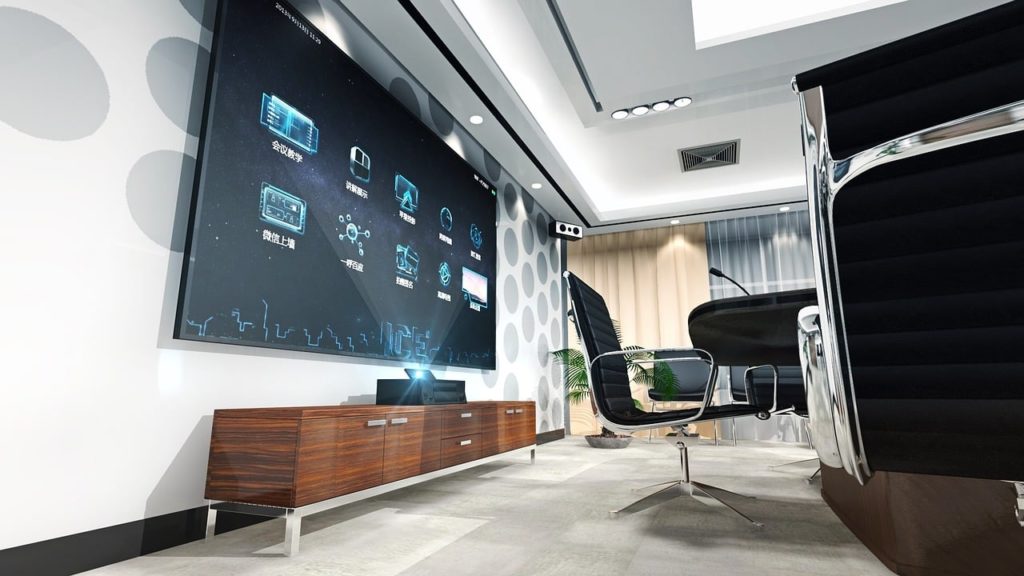Konferenzraum mit großer Leinwand und einem Kurzstreckenbeamer