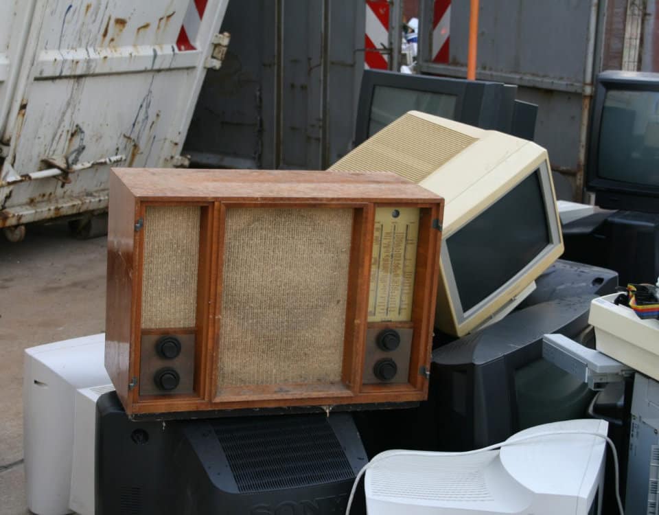 Ansammlung von alten Elektrogeräten