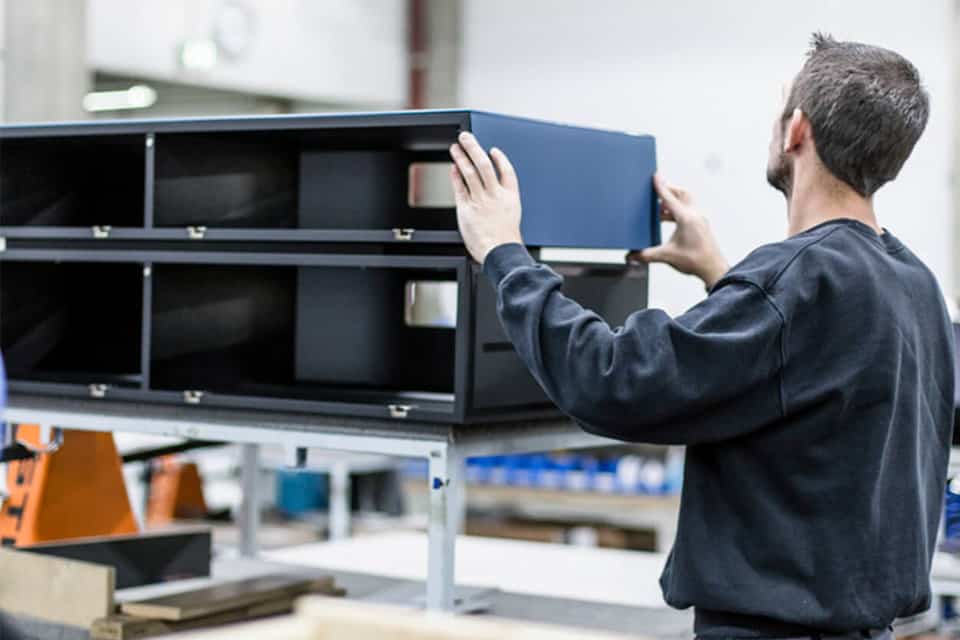 Spectralmitarbeiter fertigt ein TV-Möbel an