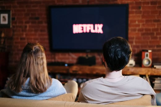 Ein Paar schaut gemeinsam zusammen Pay-TV
