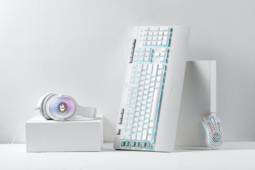 PC Tastatur, Headphones und PC Maus in weiß schön dekoriert