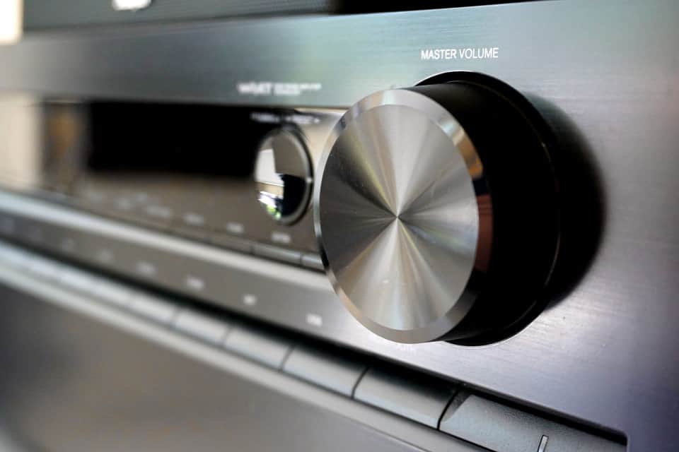 Der Lautstärkeknopf und das Display eines hochwertigen AV-Receivers